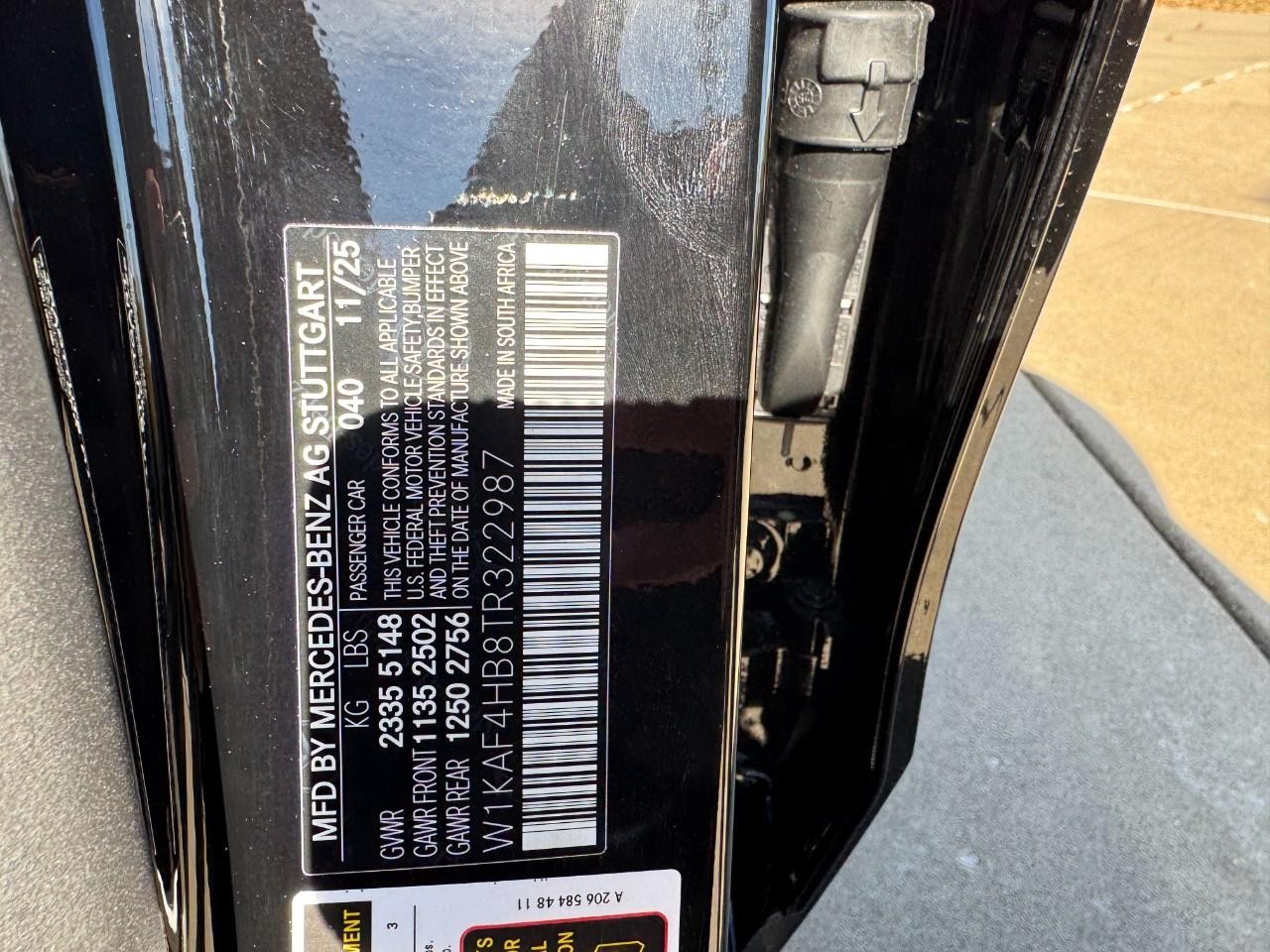 Mercedes-Benz C-Class Vehicle Full-screen Gallery Image 34