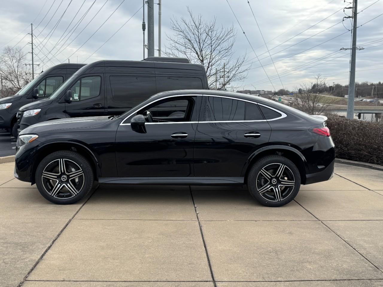 Mercedes-Benz GLC Vehicle Full-screen Gallery Image 2