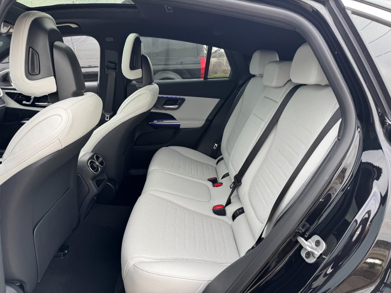 Mercedes-Benz GLC Vehicle Full-screen Gallery Image 8