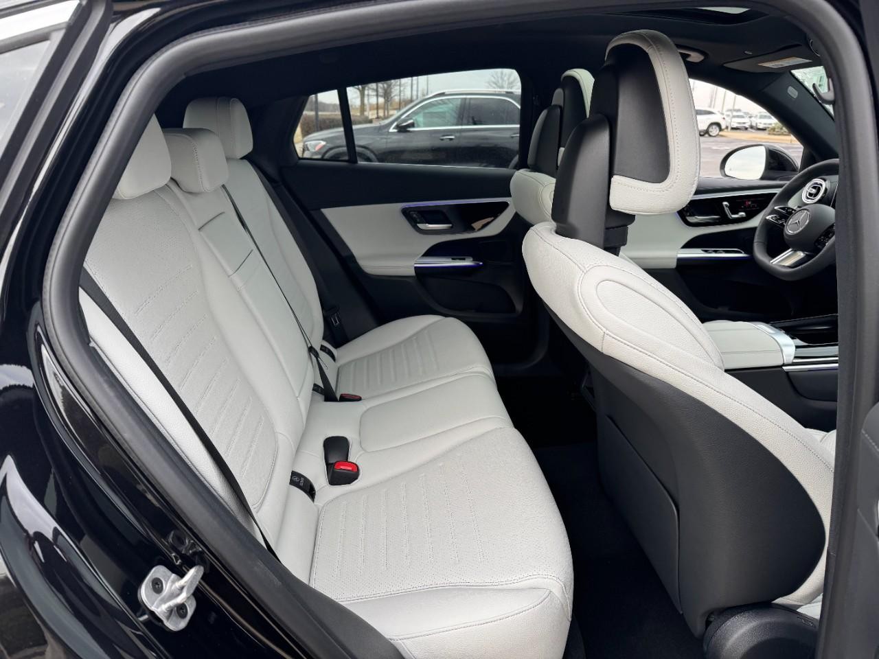 Mercedes-Benz GLC Vehicle Full-screen Gallery Image 10