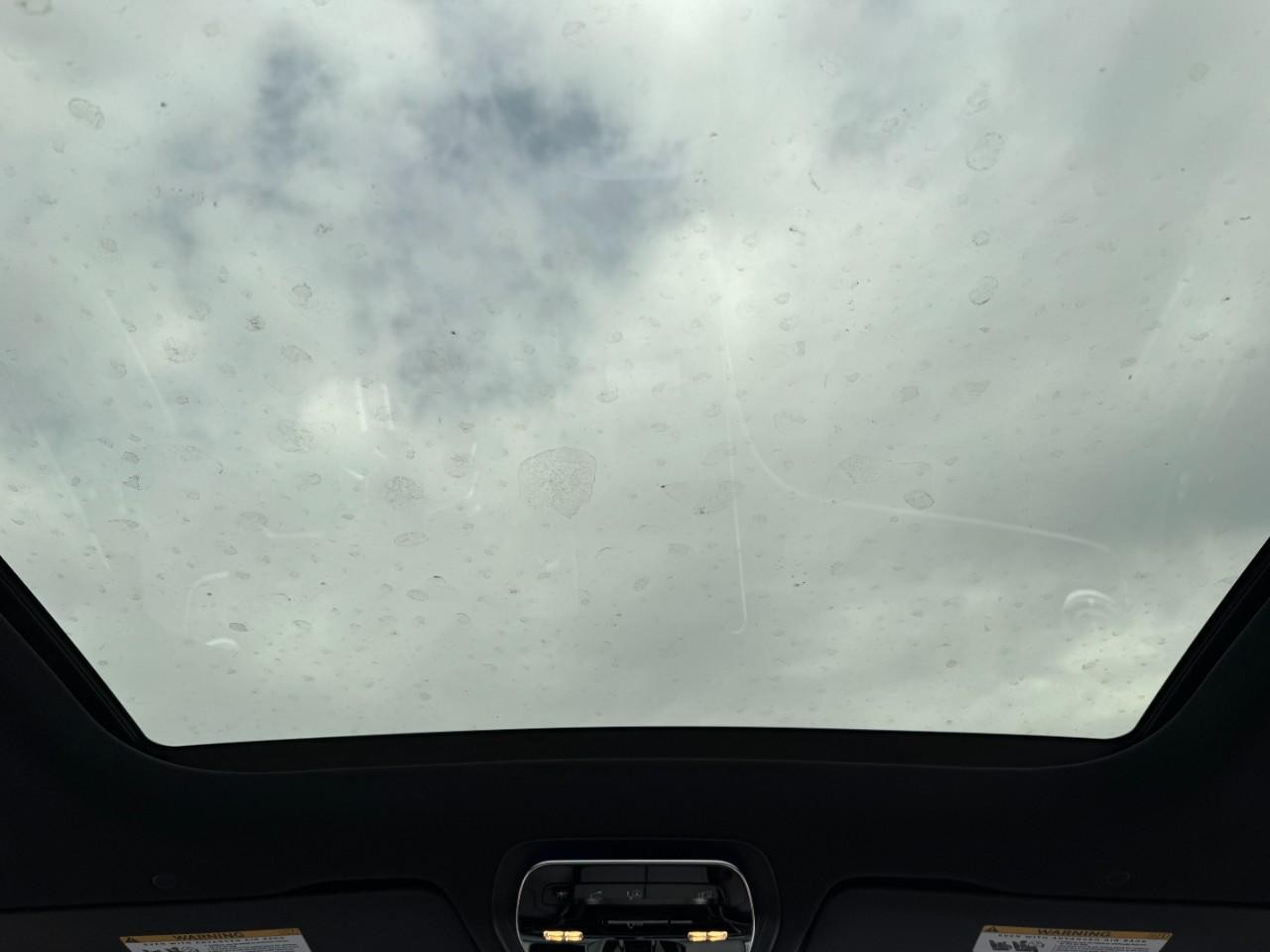 Mercedes-Benz GLC Vehicle Full-screen Gallery Image 11