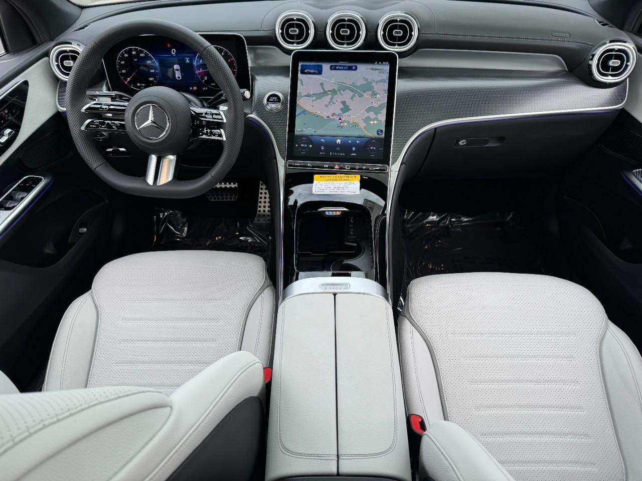 Mercedes-Benz GLC Vehicle Full-screen Gallery Image 12