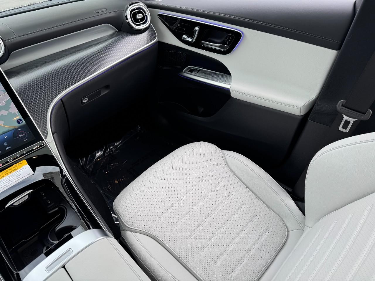 Mercedes-Benz GLC Vehicle Full-screen Gallery Image 15