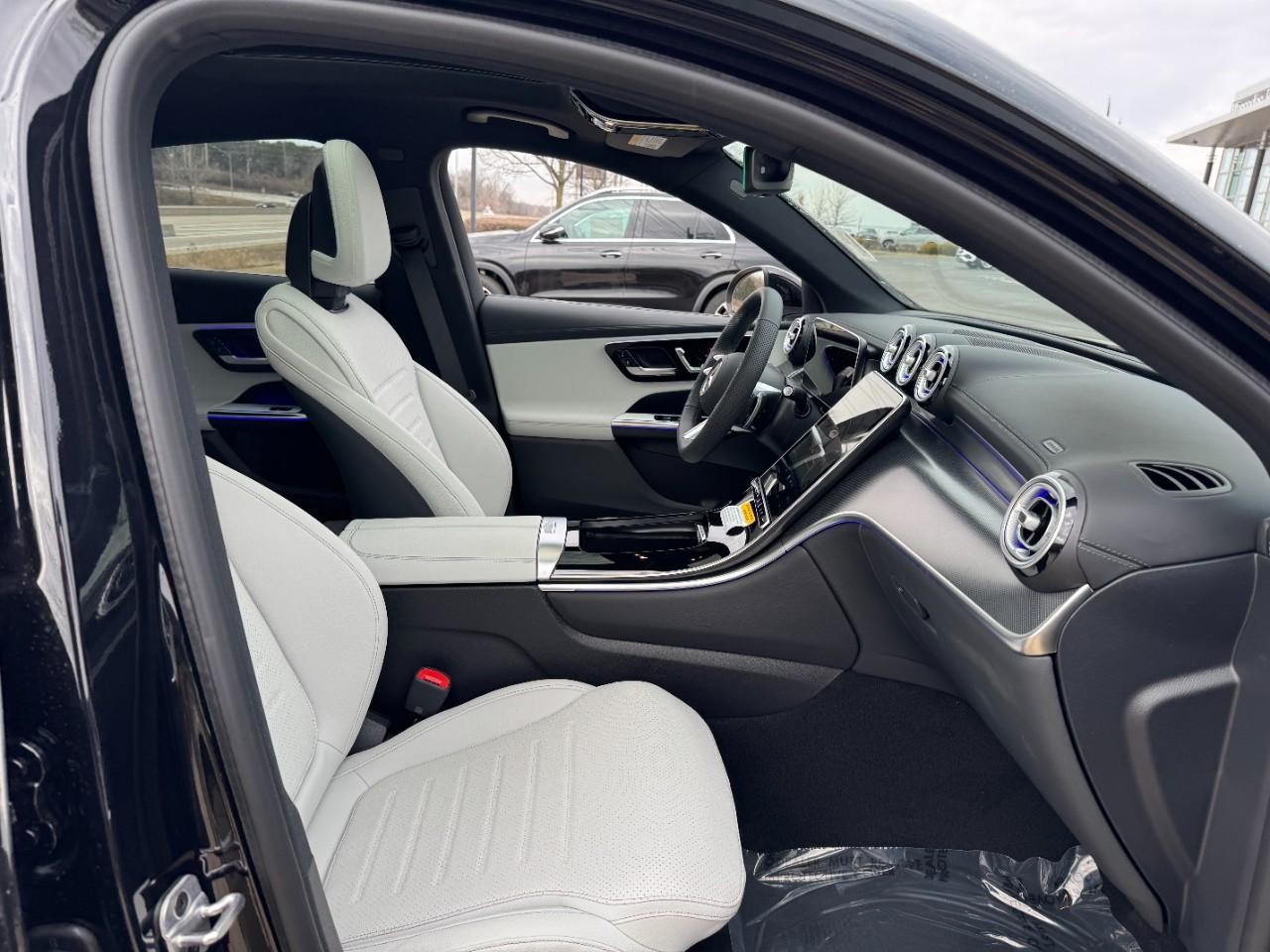 Mercedes-Benz GLC Vehicle Full-screen Gallery Image 16