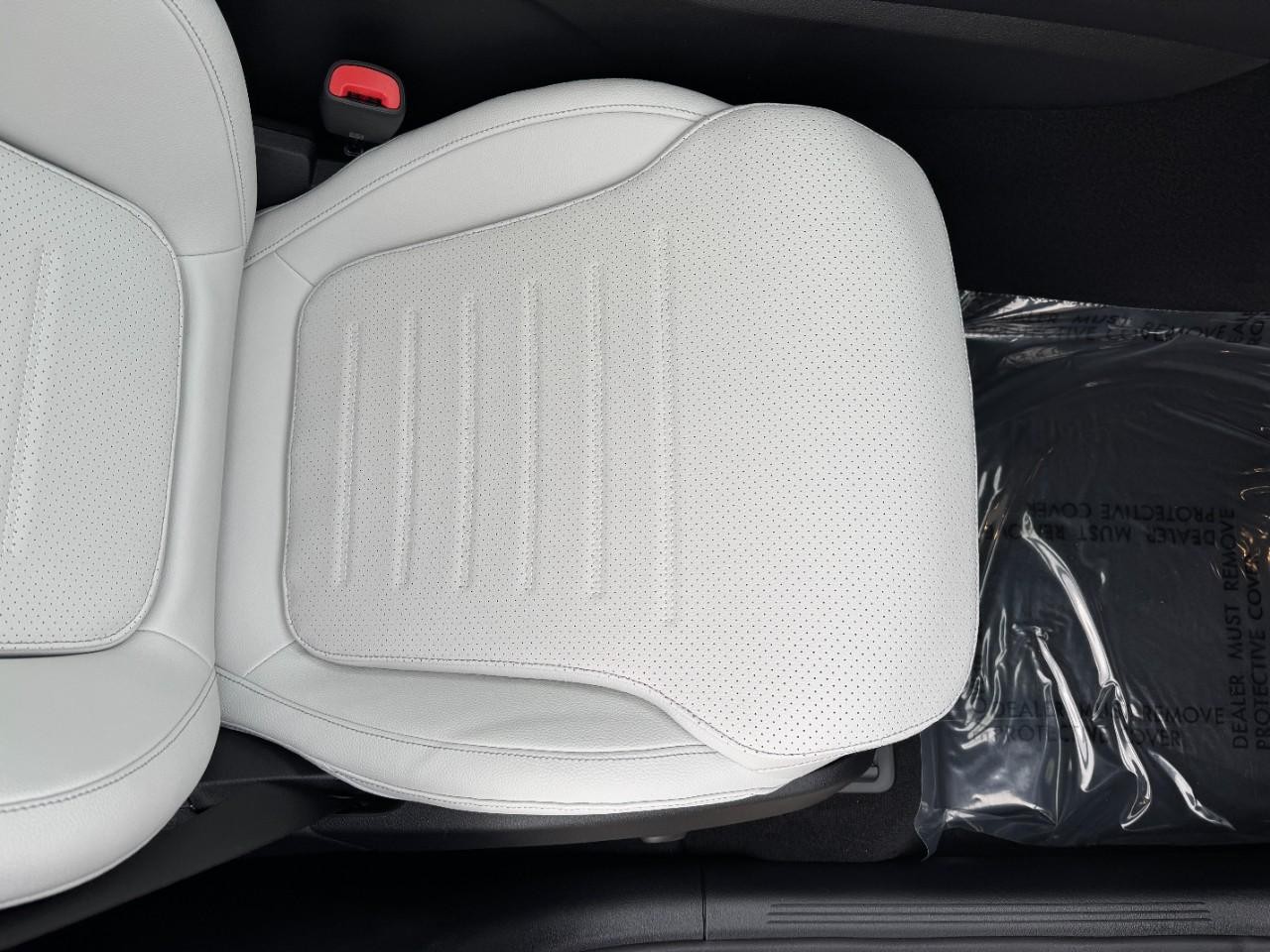 Mercedes-Benz GLC Vehicle Full-screen Gallery Image 17