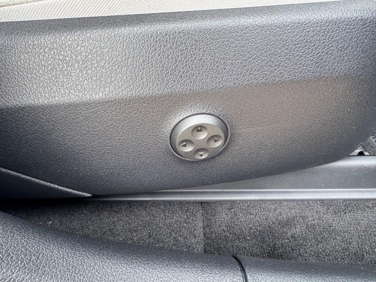 Mercedes-Benz GLC Vehicle Full-screen Gallery Image 18