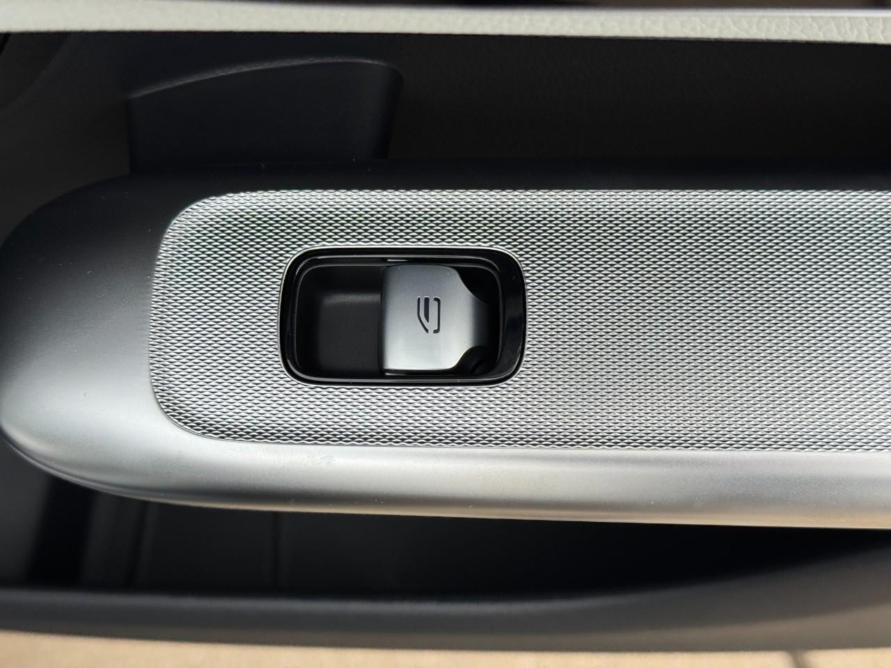 Mercedes-Benz GLC Vehicle Full-screen Gallery Image 21