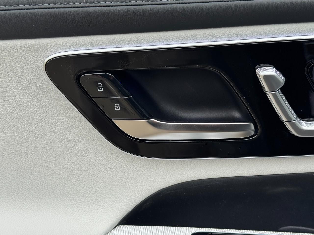 Mercedes-Benz GLC Vehicle Full-screen Gallery Image 23