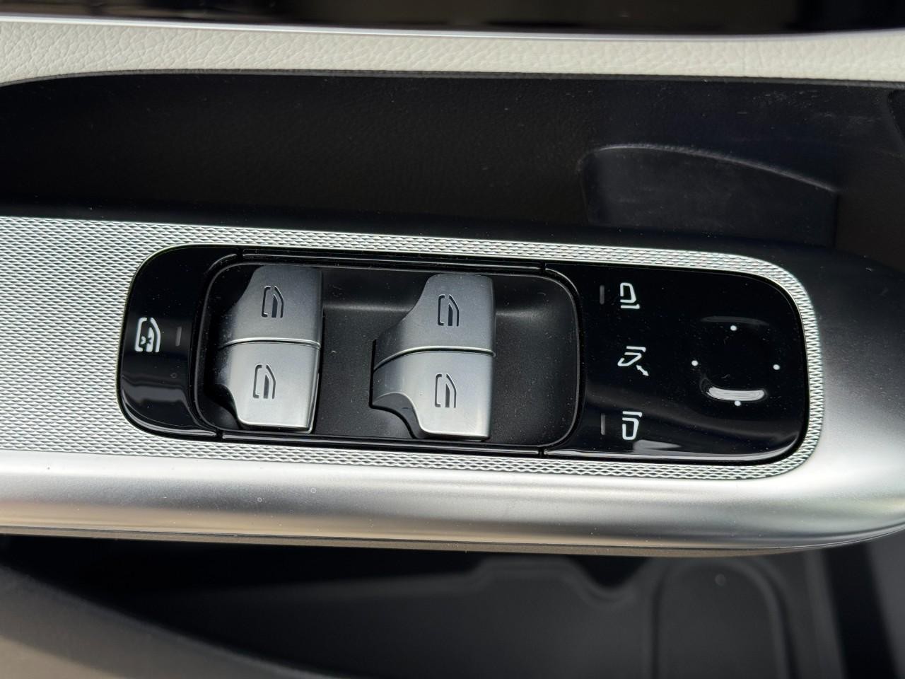 Mercedes-Benz GLC Vehicle Full-screen Gallery Image 24