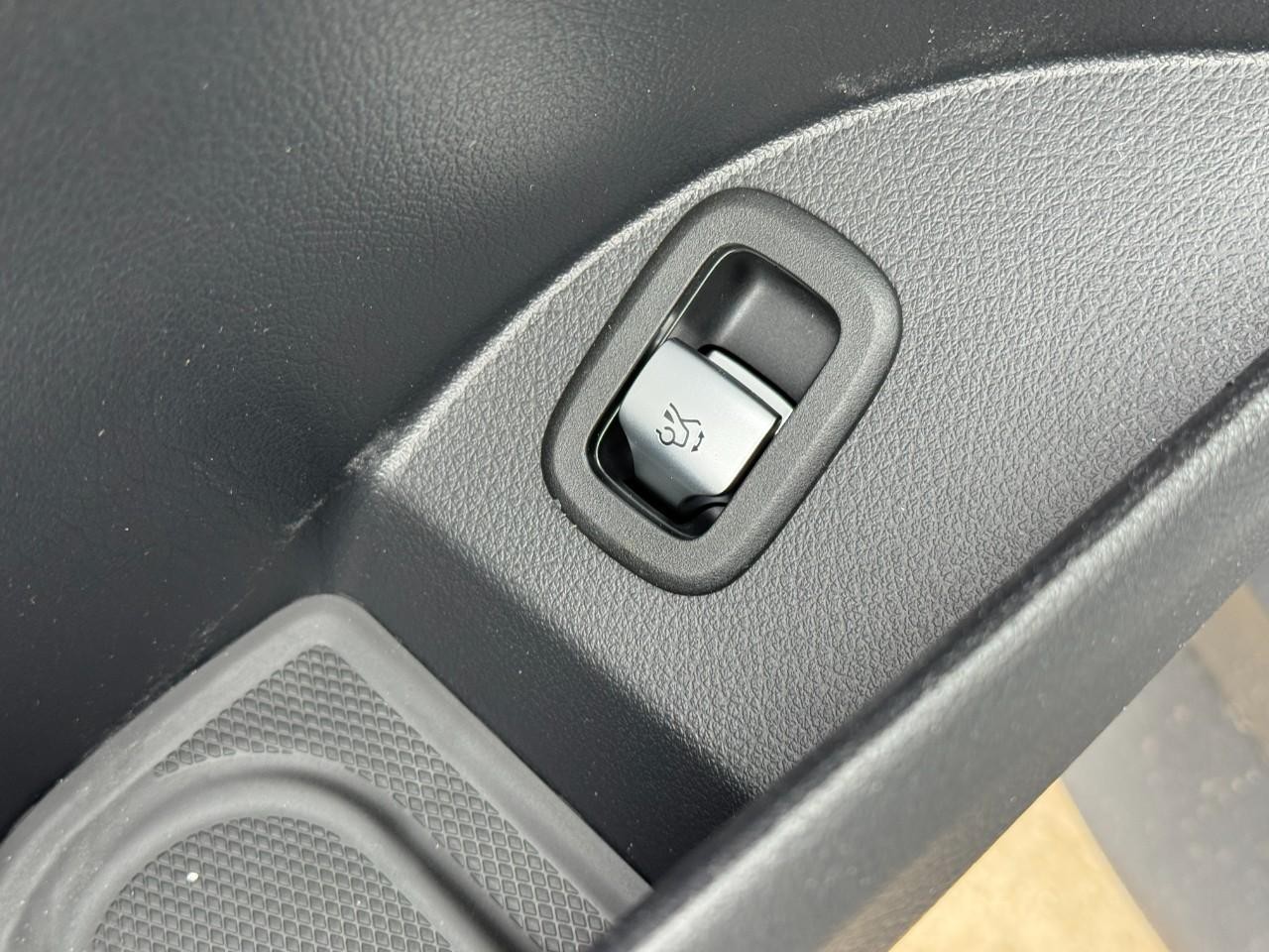 Mercedes-Benz GLC Vehicle Full-screen Gallery Image 25