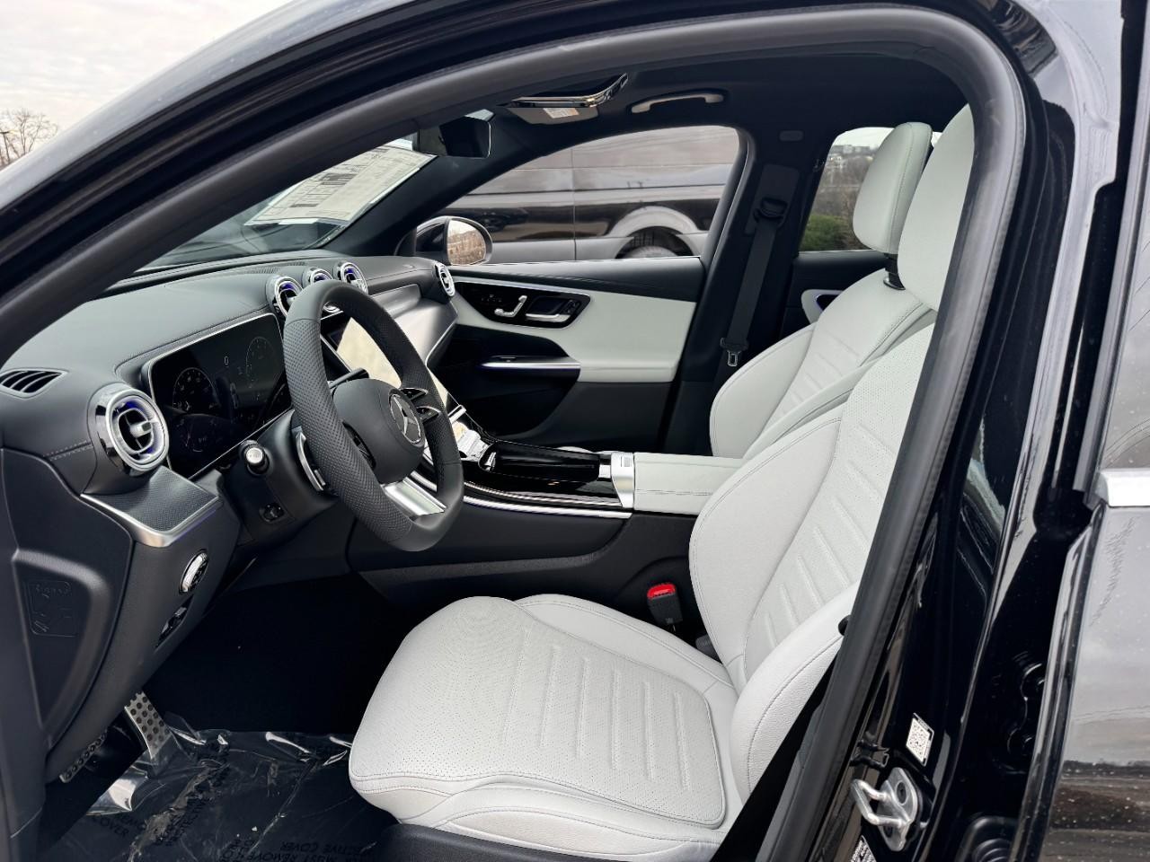 Mercedes-Benz GLC Vehicle Full-screen Gallery Image 26