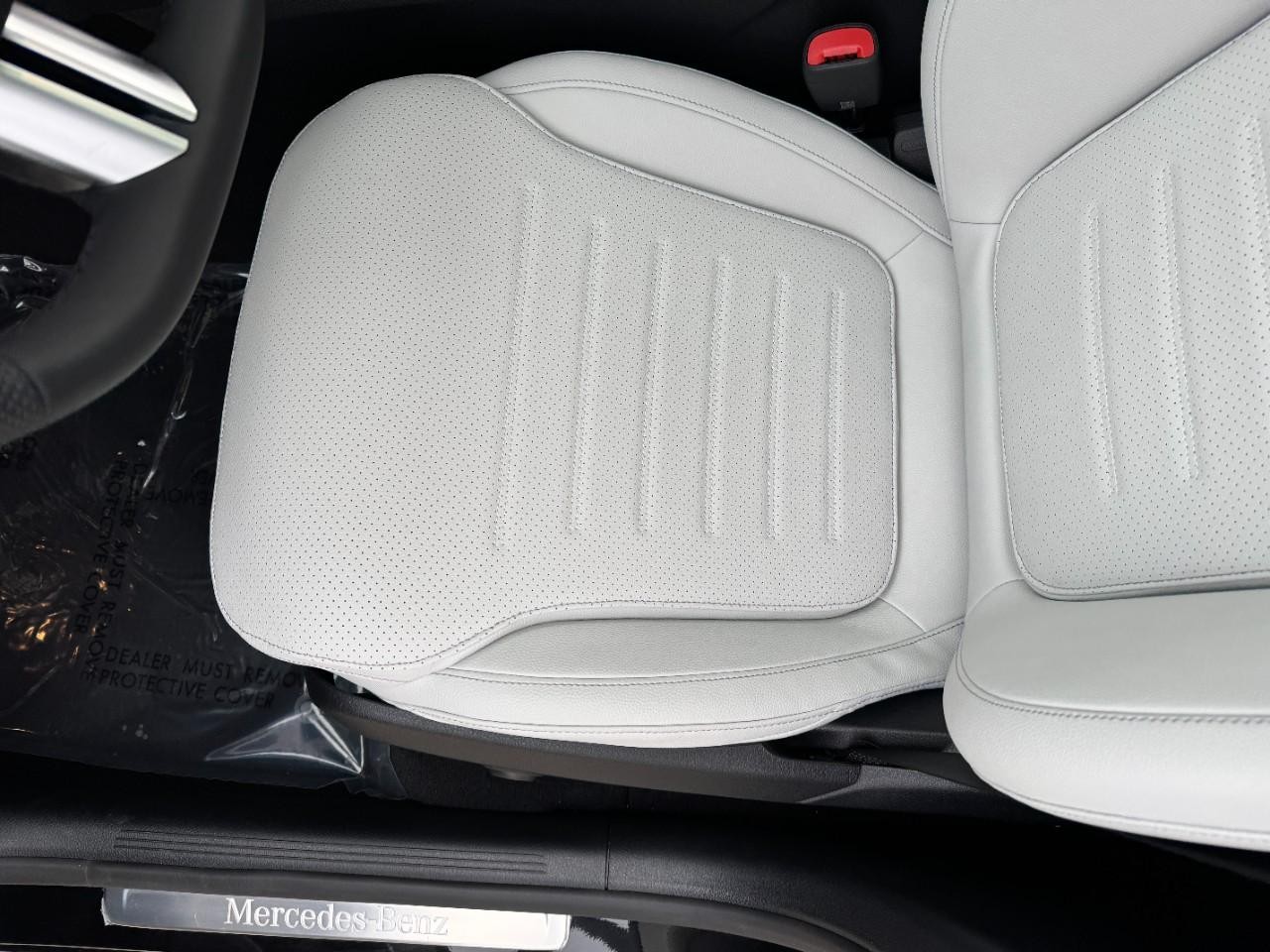 Mercedes-Benz GLC Vehicle Full-screen Gallery Image 27