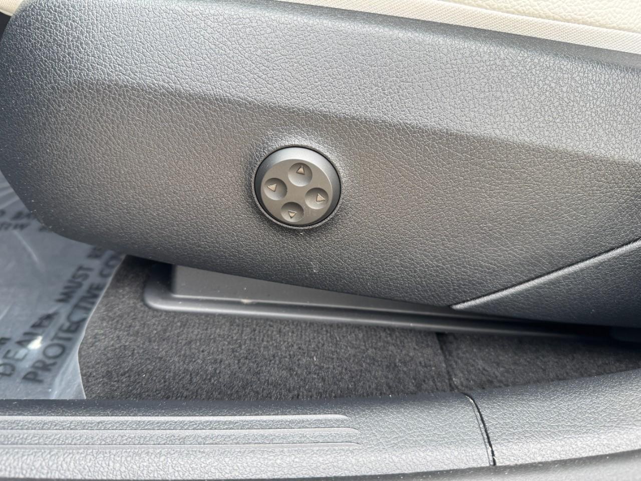 Mercedes-Benz GLC Vehicle Full-screen Gallery Image 28