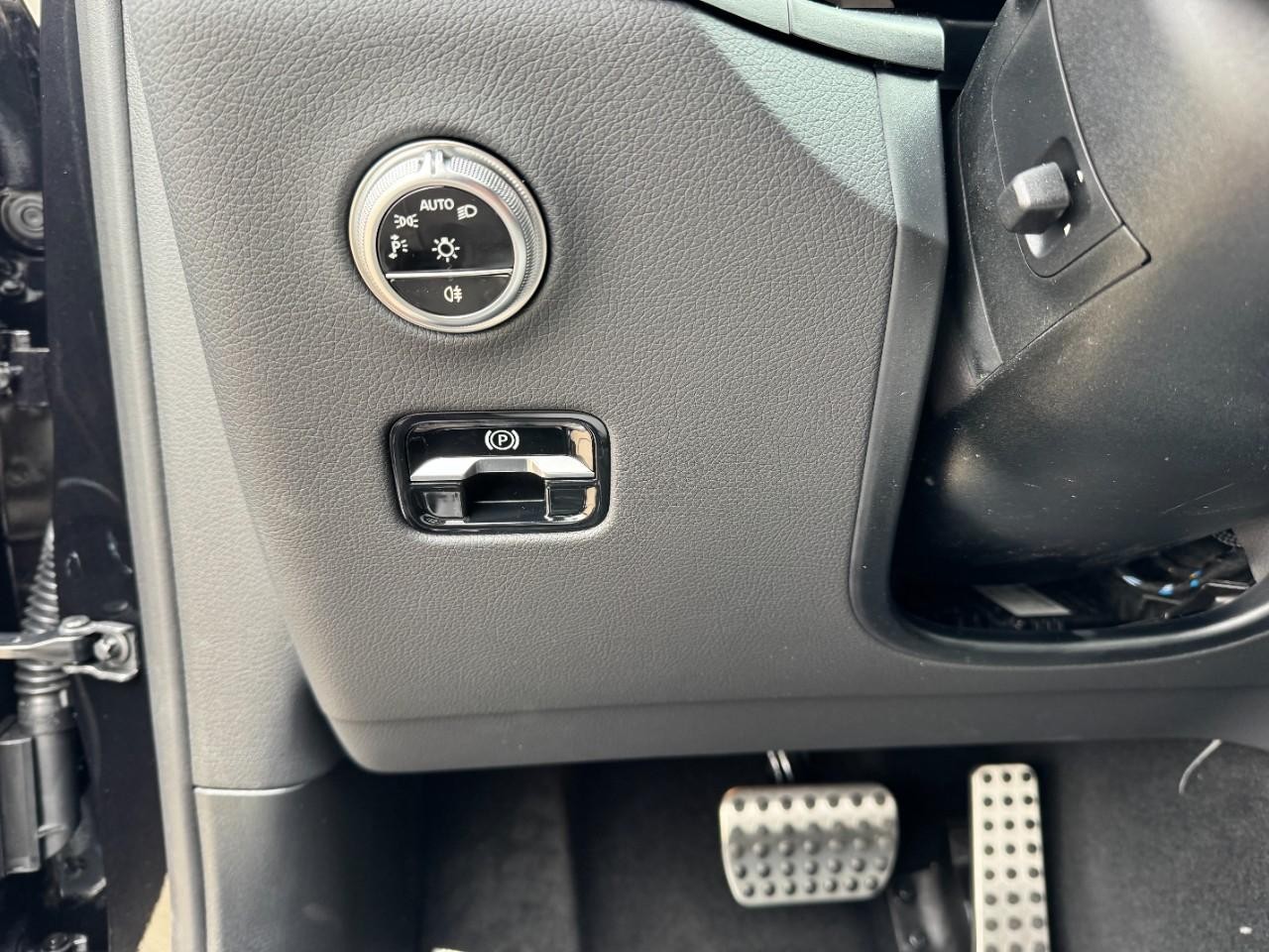 Mercedes-Benz GLC Vehicle Full-screen Gallery Image 29