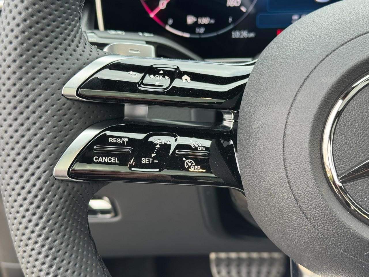 Mercedes-Benz GLC Vehicle Full-screen Gallery Image 30