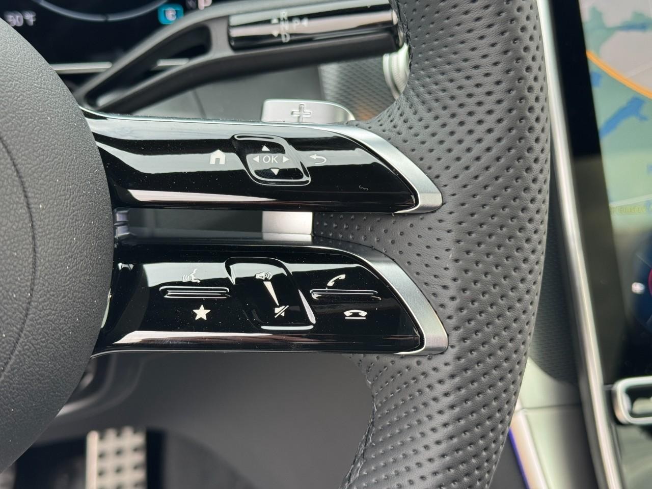 Mercedes-Benz GLC Vehicle Full-screen Gallery Image 31