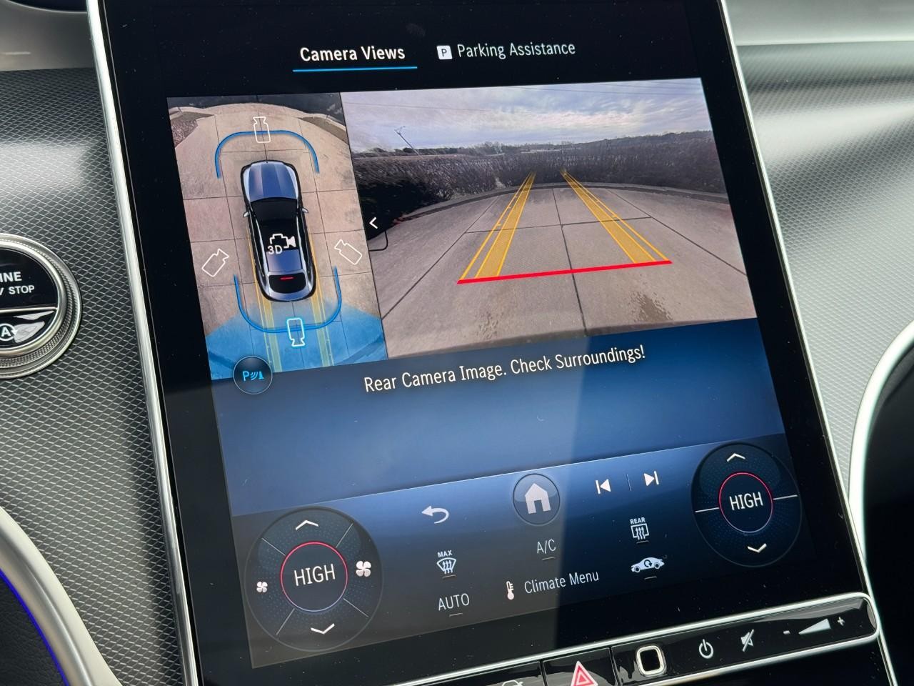 Mercedes-Benz GLC Vehicle Full-screen Gallery Image 34