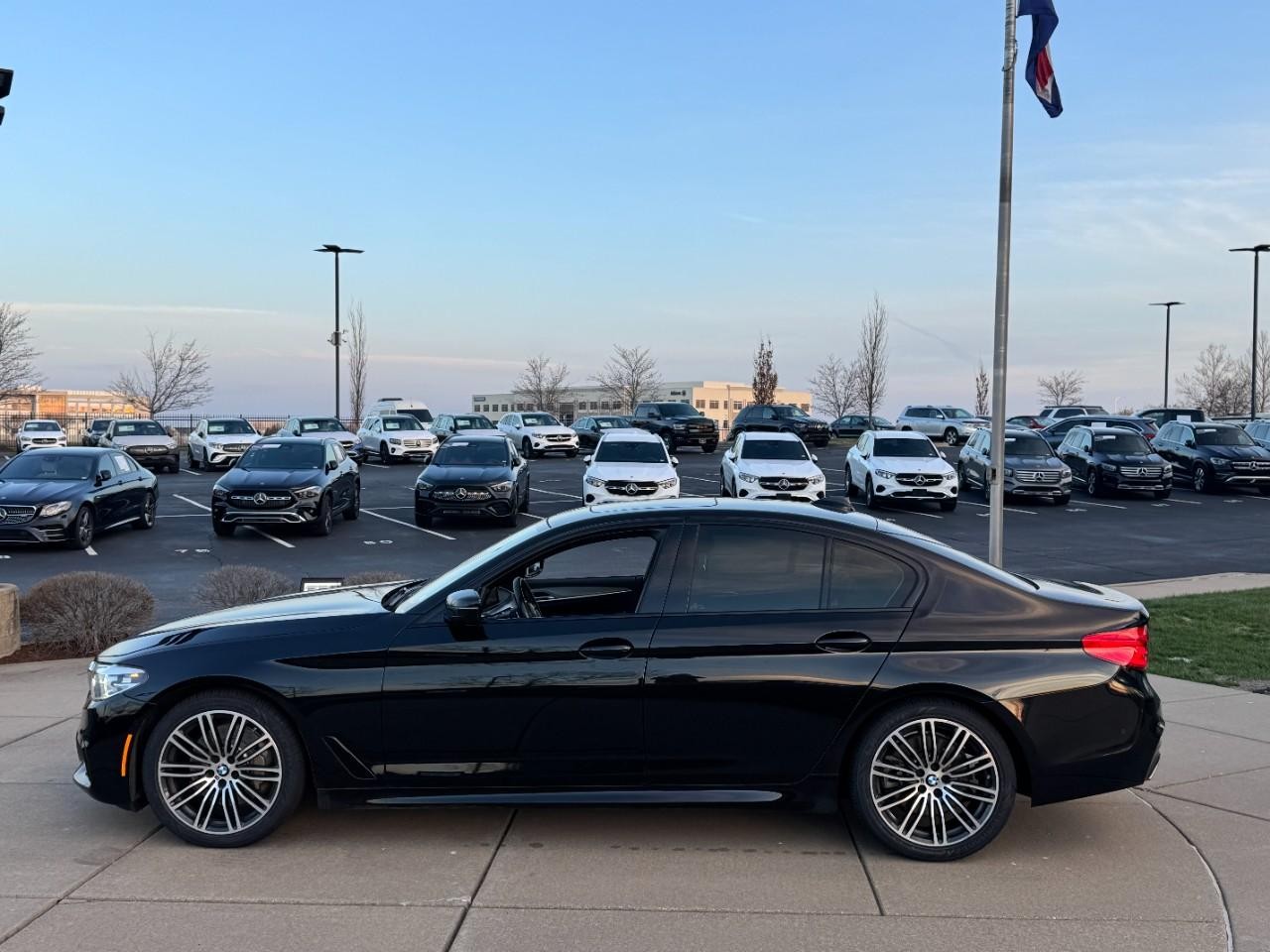 BMW 5 Series Vehicle Full-screen Gallery Image 02