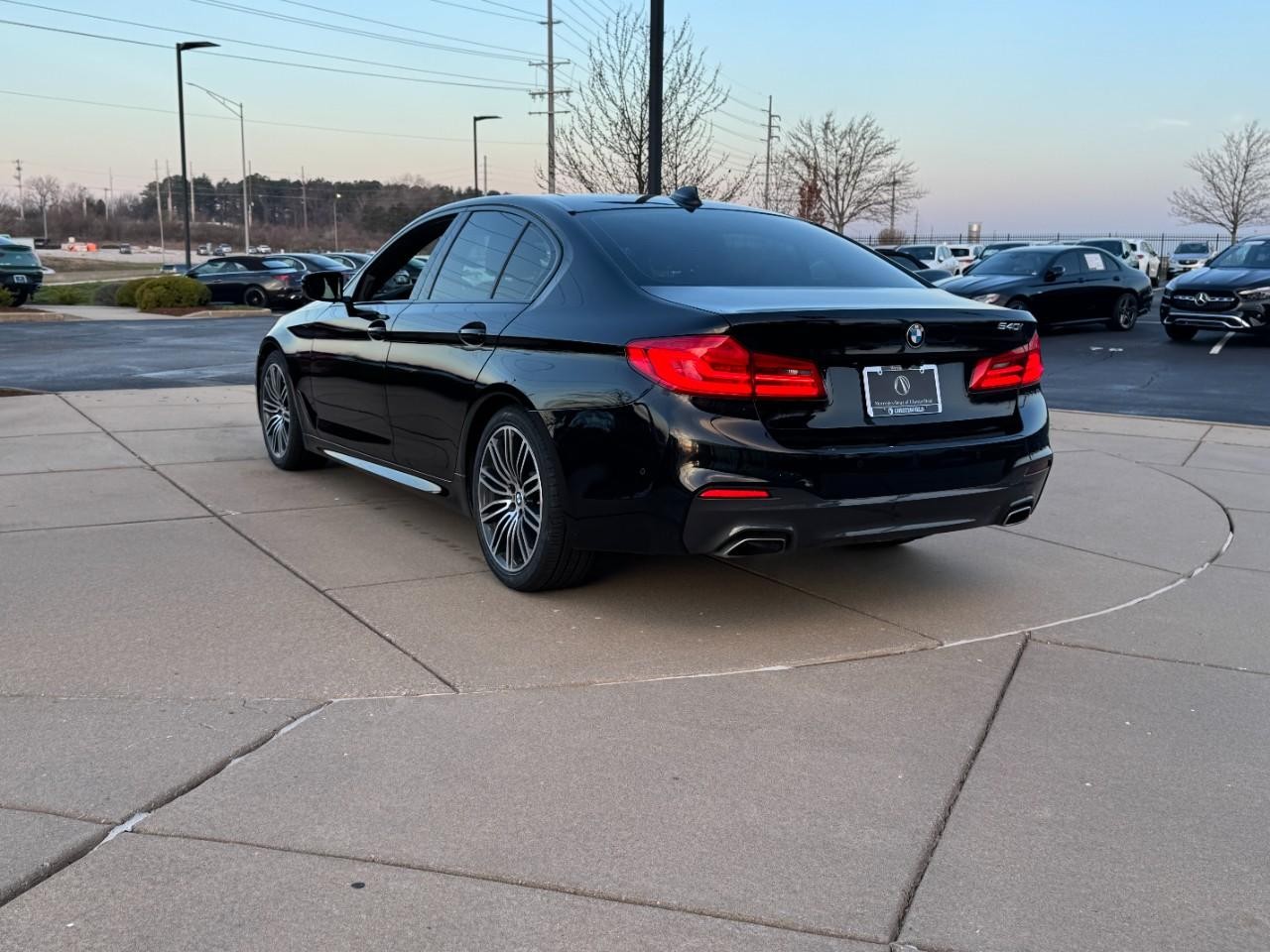 BMW 5 Series Vehicle Full-screen Gallery Image 03