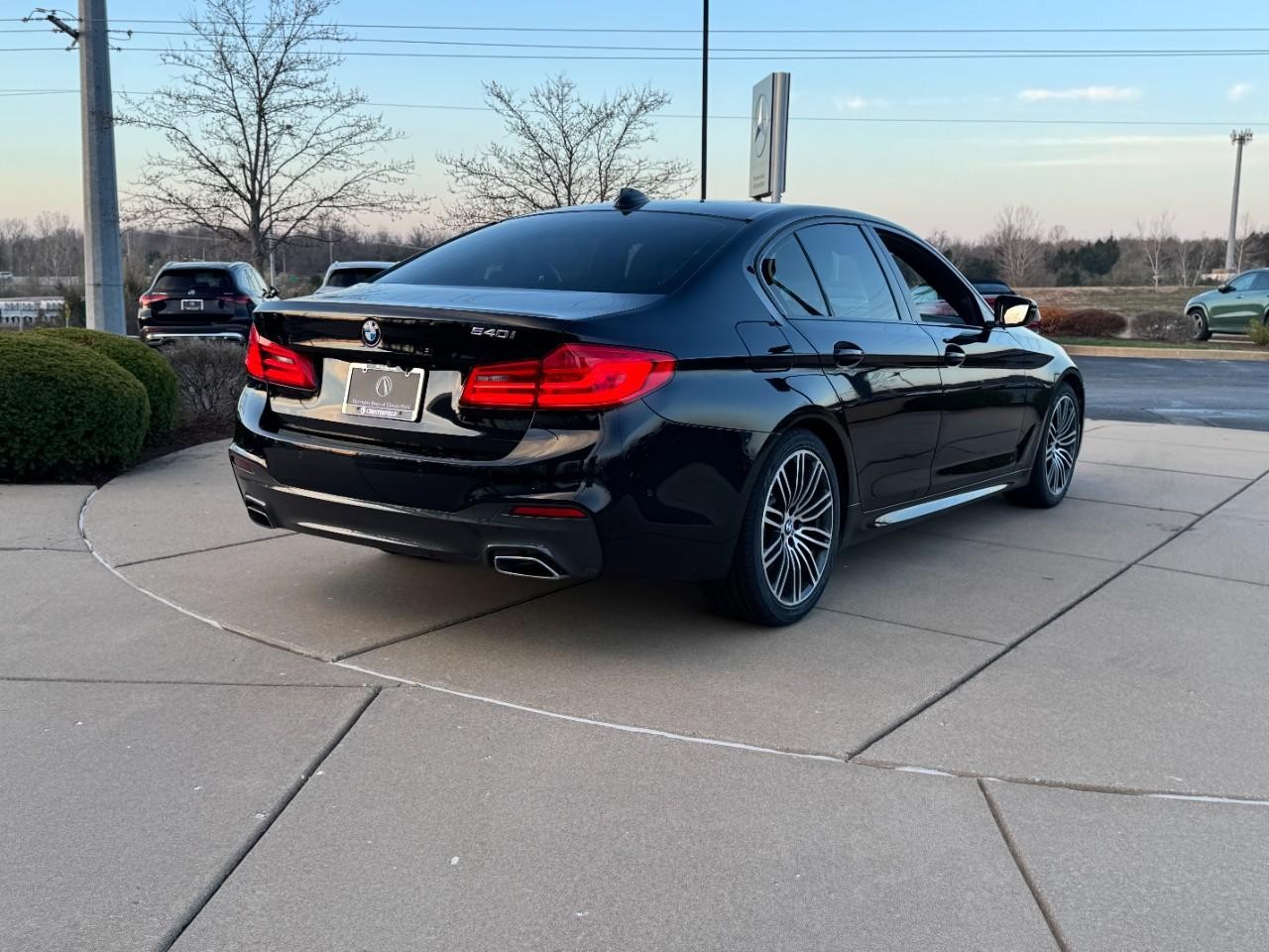 BMW 5 Series Vehicle Full-screen Gallery Image 04