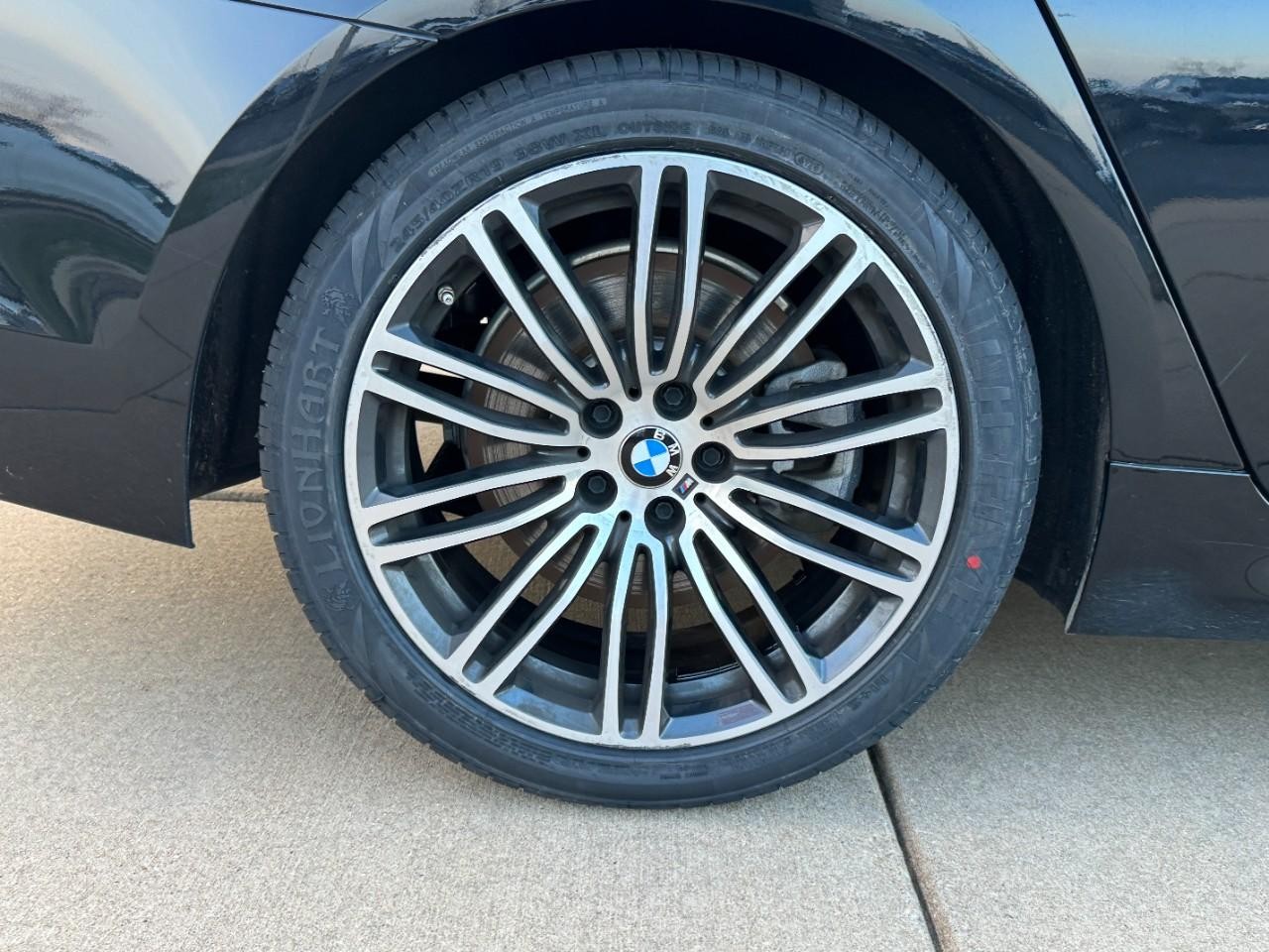 BMW 5 Series Vehicle Full-screen Gallery Image 05