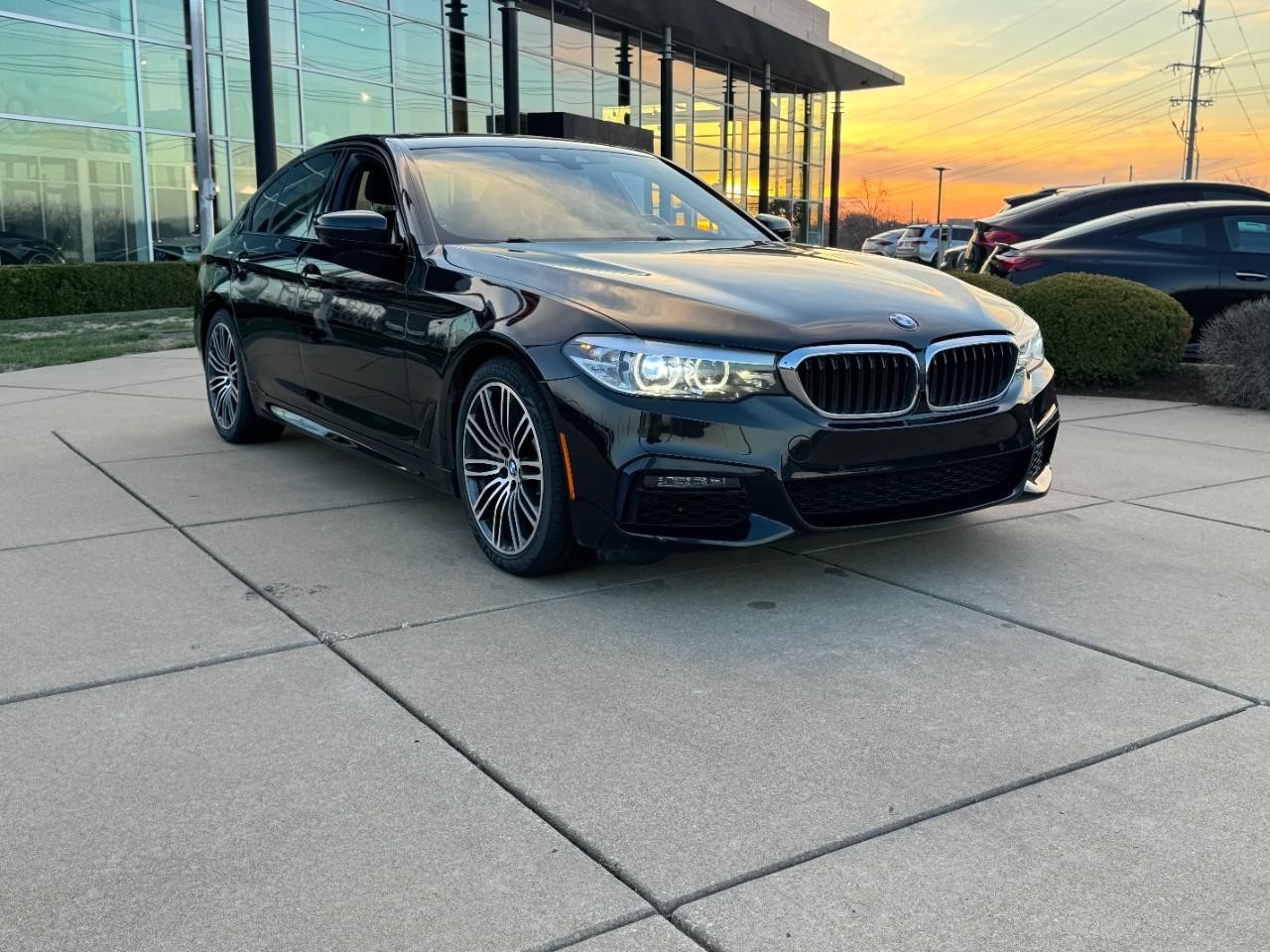 BMW 5 Series Vehicle Full-screen Gallery Image 06