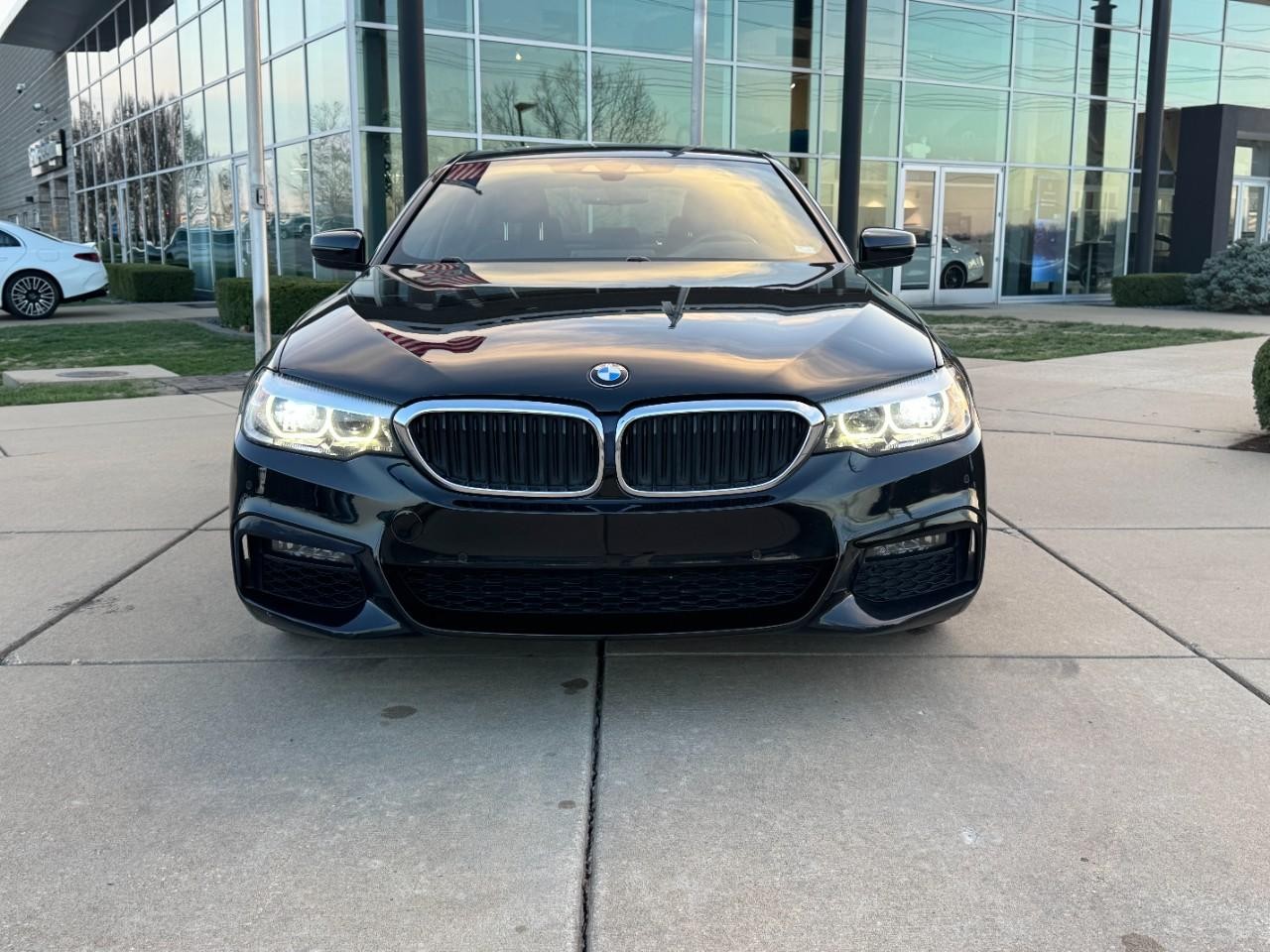 BMW 5 Series Vehicle Full-screen Gallery Image 07