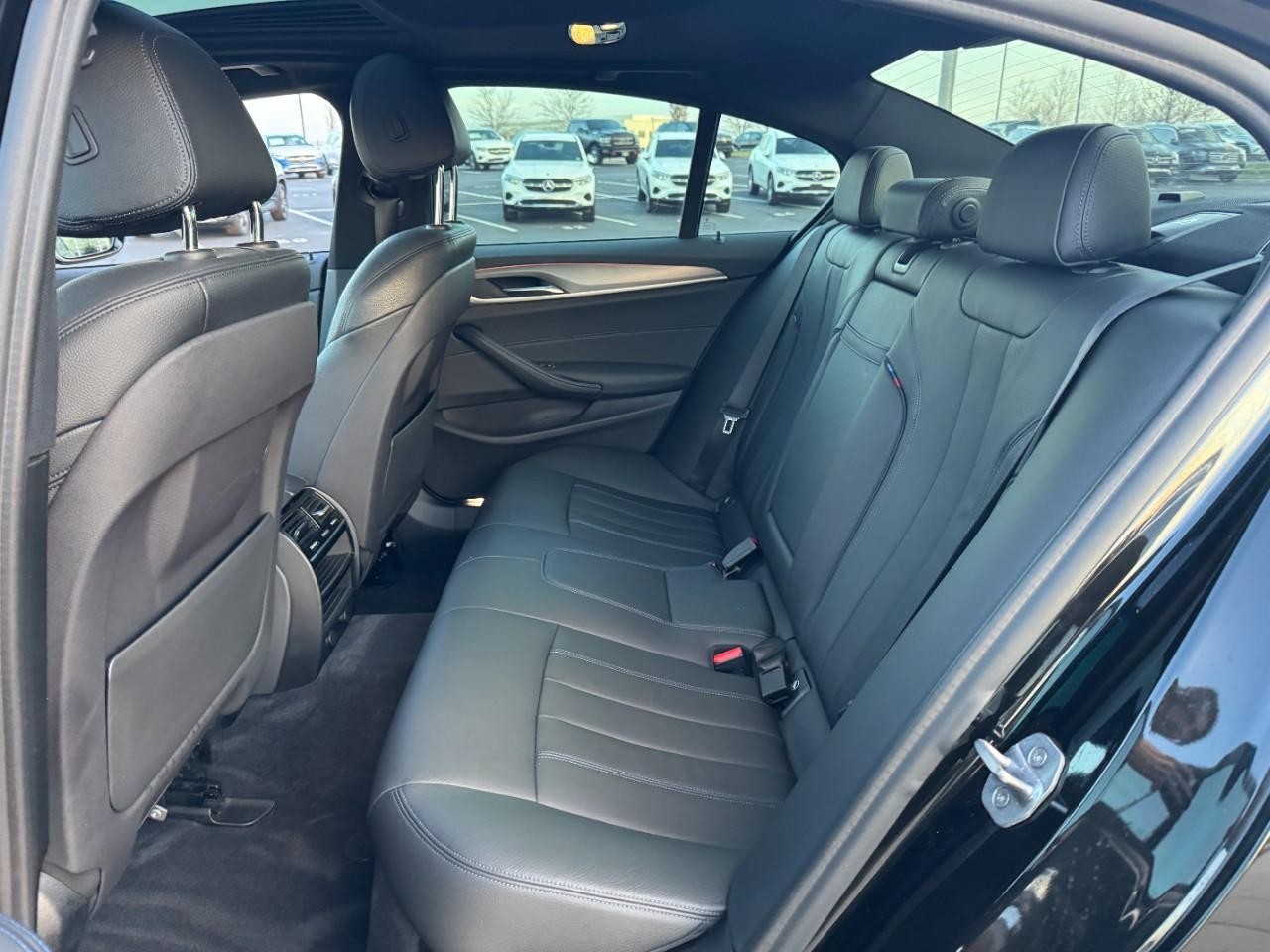 BMW 5 Series Vehicle Full-screen Gallery Image 08