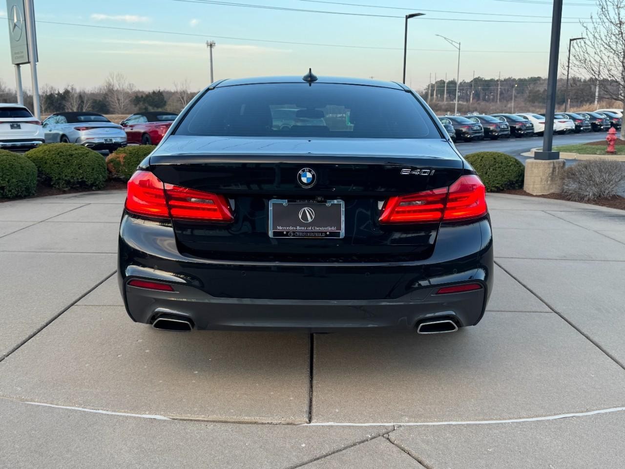 BMW 5 Series Vehicle Full-screen Gallery Image 09