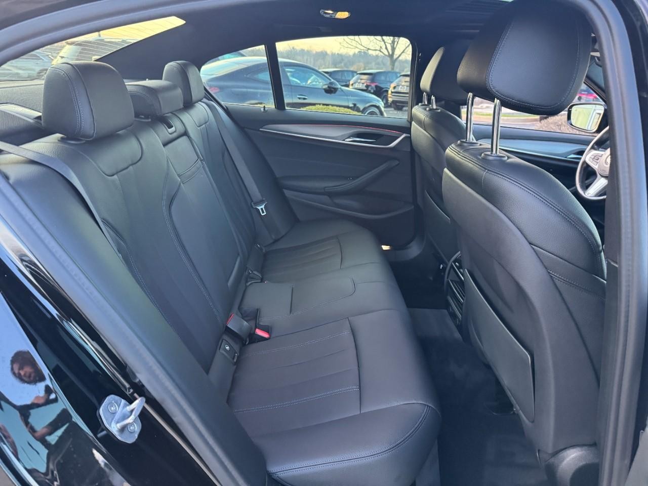 BMW 5 Series Vehicle Full-screen Gallery Image 10