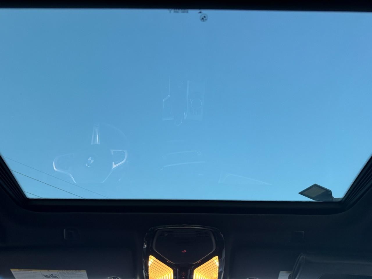 BMW 5 Series Vehicle Full-screen Gallery Image 11