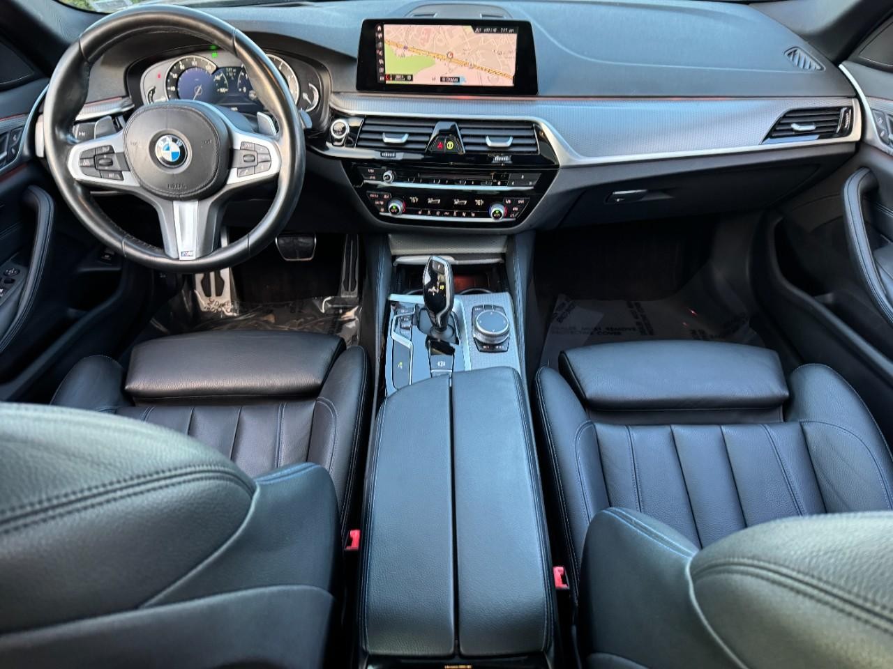 BMW 5 Series Vehicle Full-screen Gallery Image 12