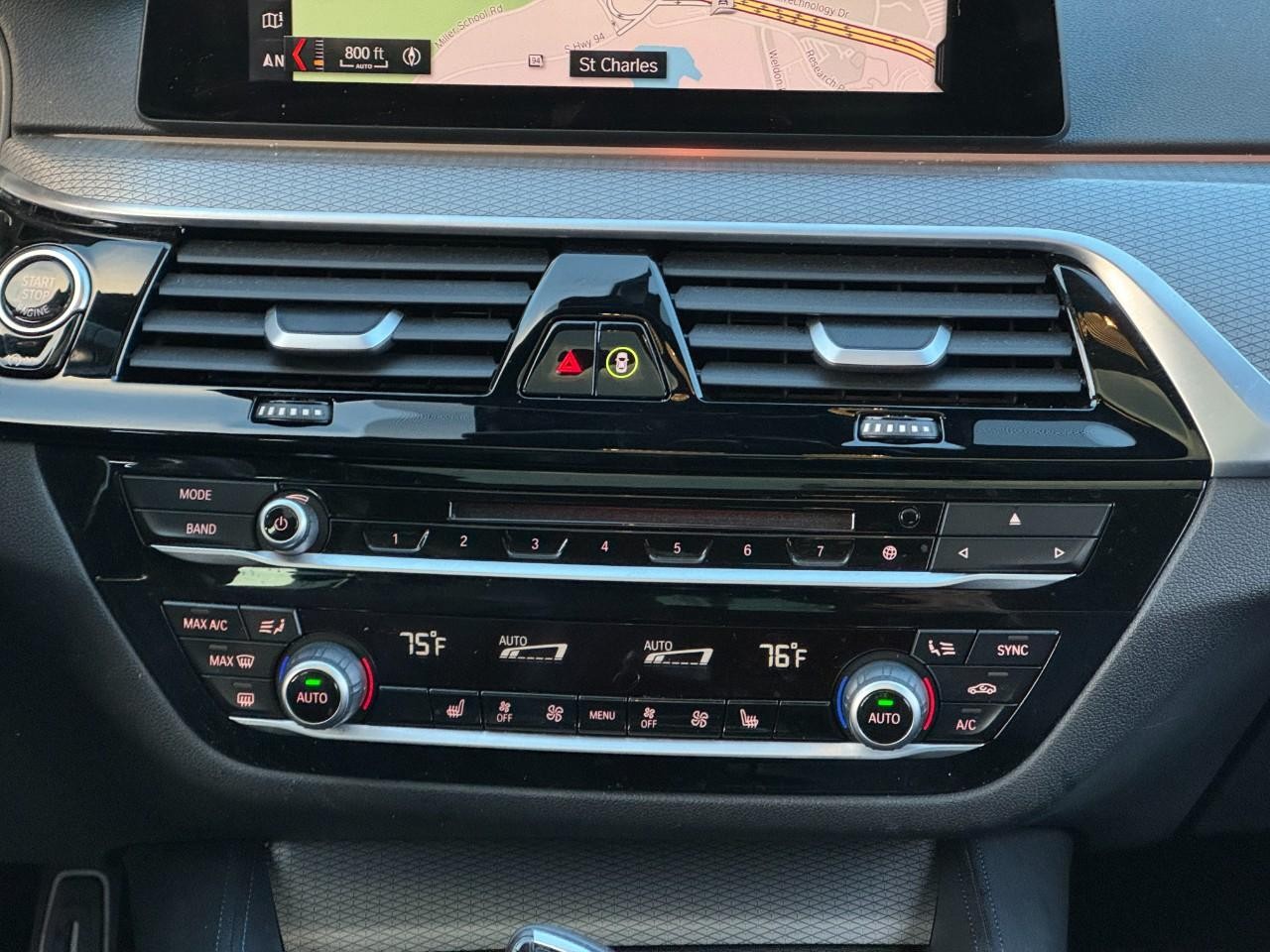 BMW 5 Series Vehicle Full-screen Gallery Image 15