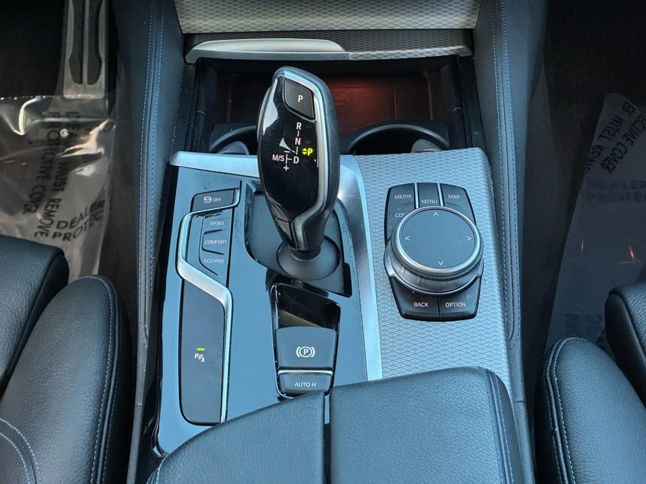 BMW 5 Series Vehicle Full-screen Gallery Image 16