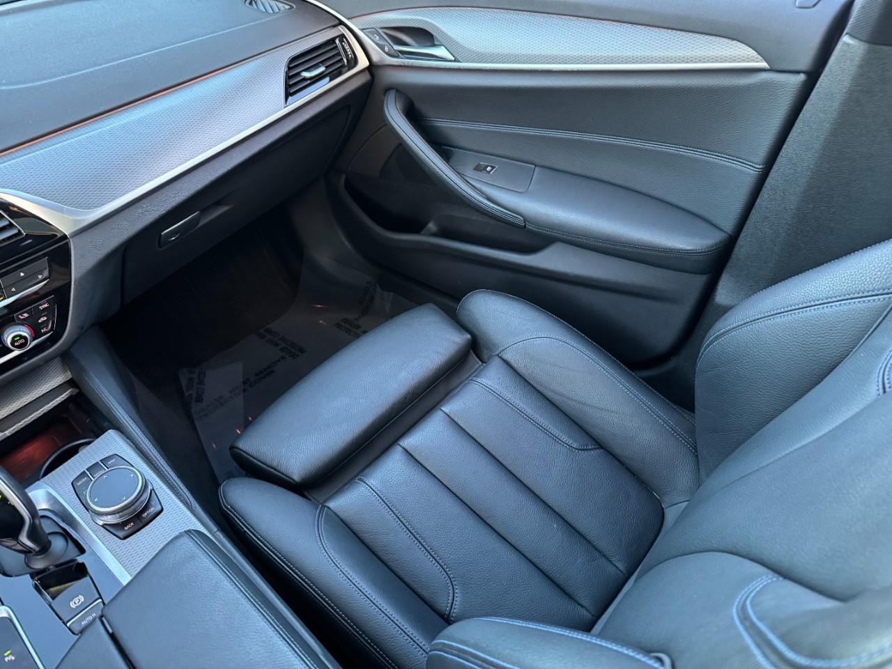 BMW 5 Series Vehicle Full-screen Gallery Image 17