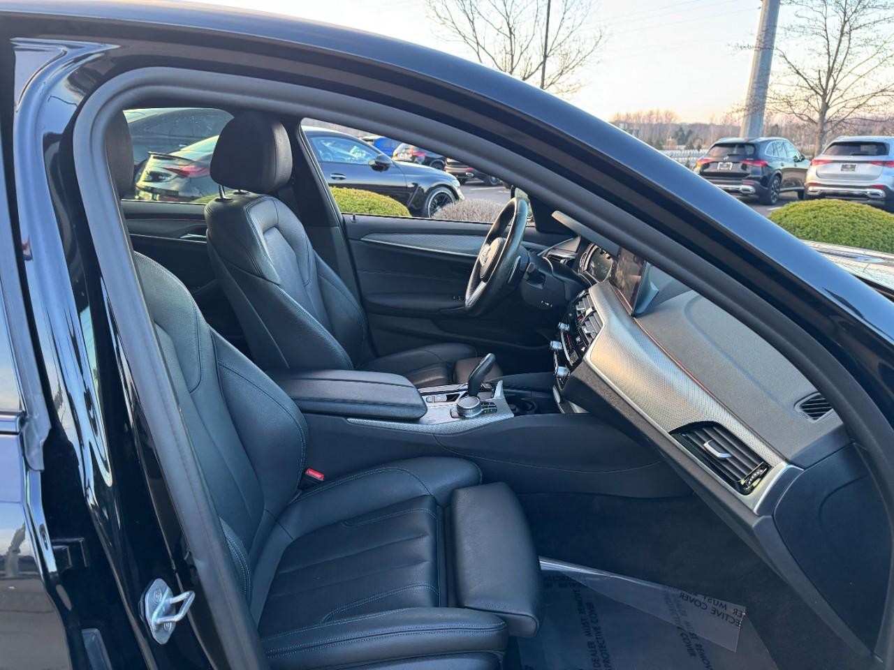 BMW 5 Series Vehicle Full-screen Gallery Image 18