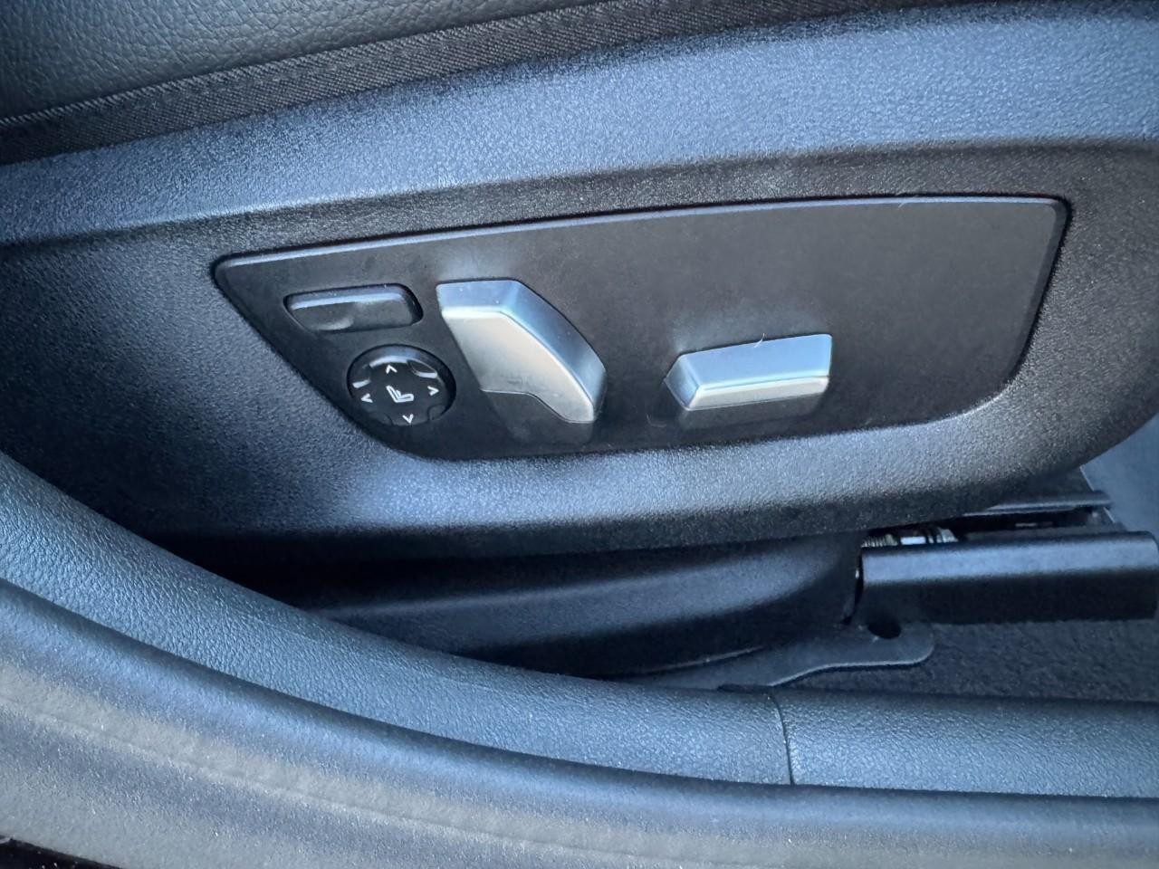 BMW 5 Series Vehicle Full-screen Gallery Image 20