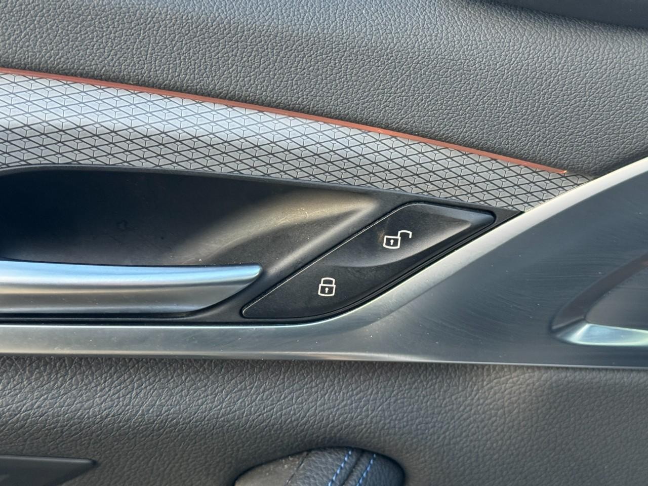 BMW 5 Series Vehicle Full-screen Gallery Image 23