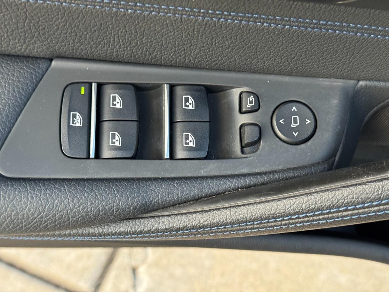 BMW 5 Series Vehicle Full-screen Gallery Image 24