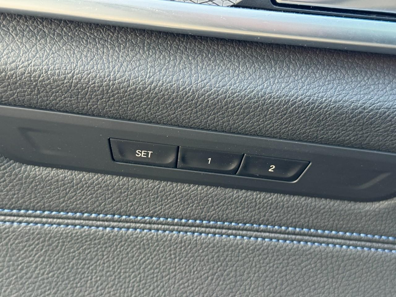 BMW 5 Series Vehicle Full-screen Gallery Image 25