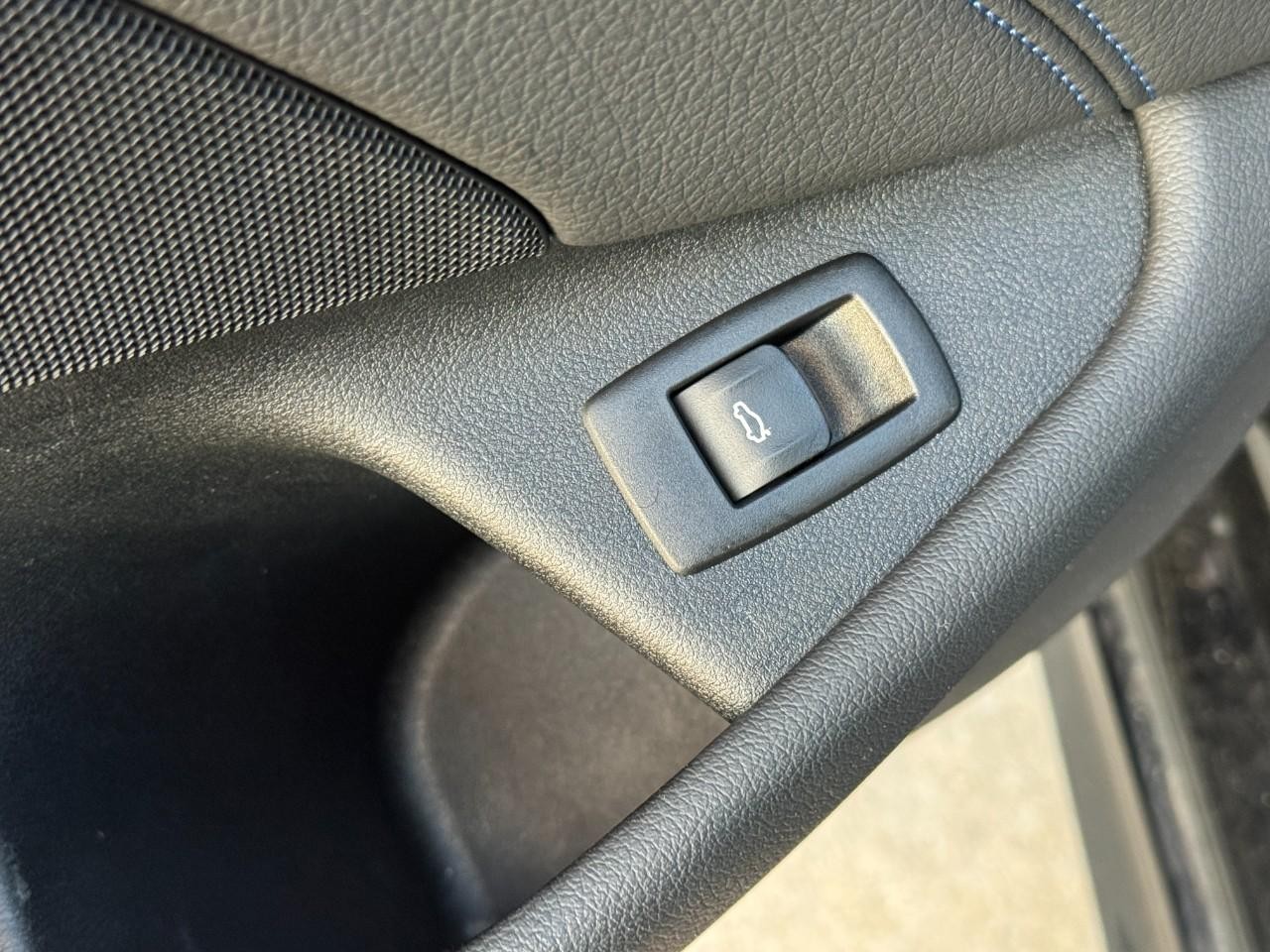 BMW 5 Series Vehicle Full-screen Gallery Image 26