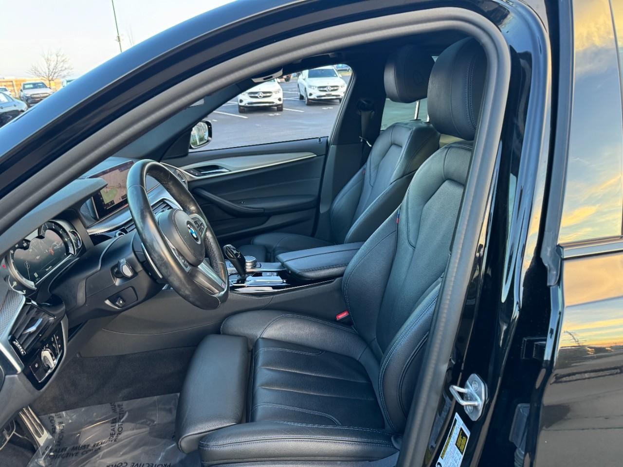 BMW 5 Series Vehicle Full-screen Gallery Image 27