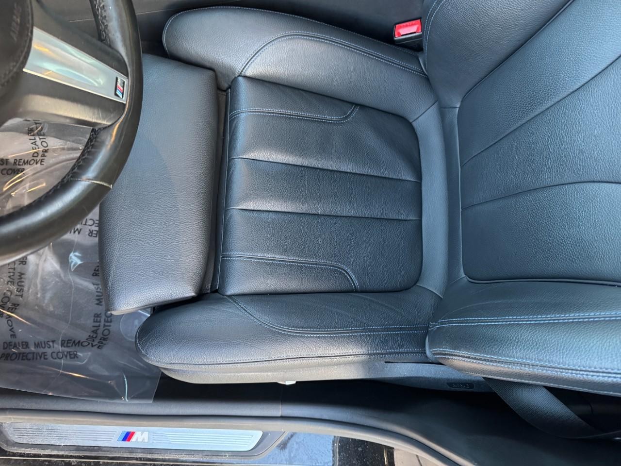 BMW 5 Series Vehicle Full-screen Gallery Image 28