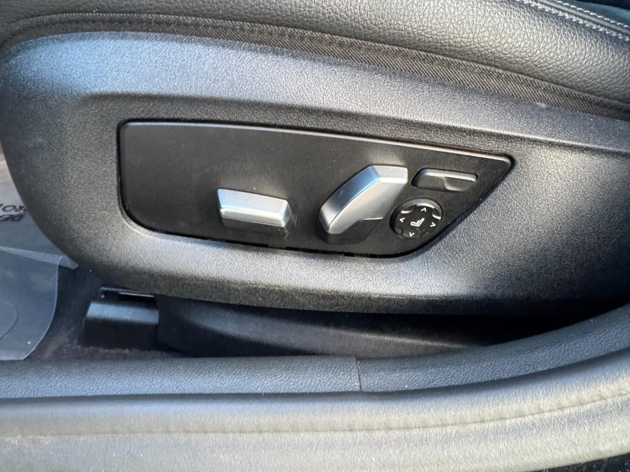 BMW 5 Series Vehicle Full-screen Gallery Image 29