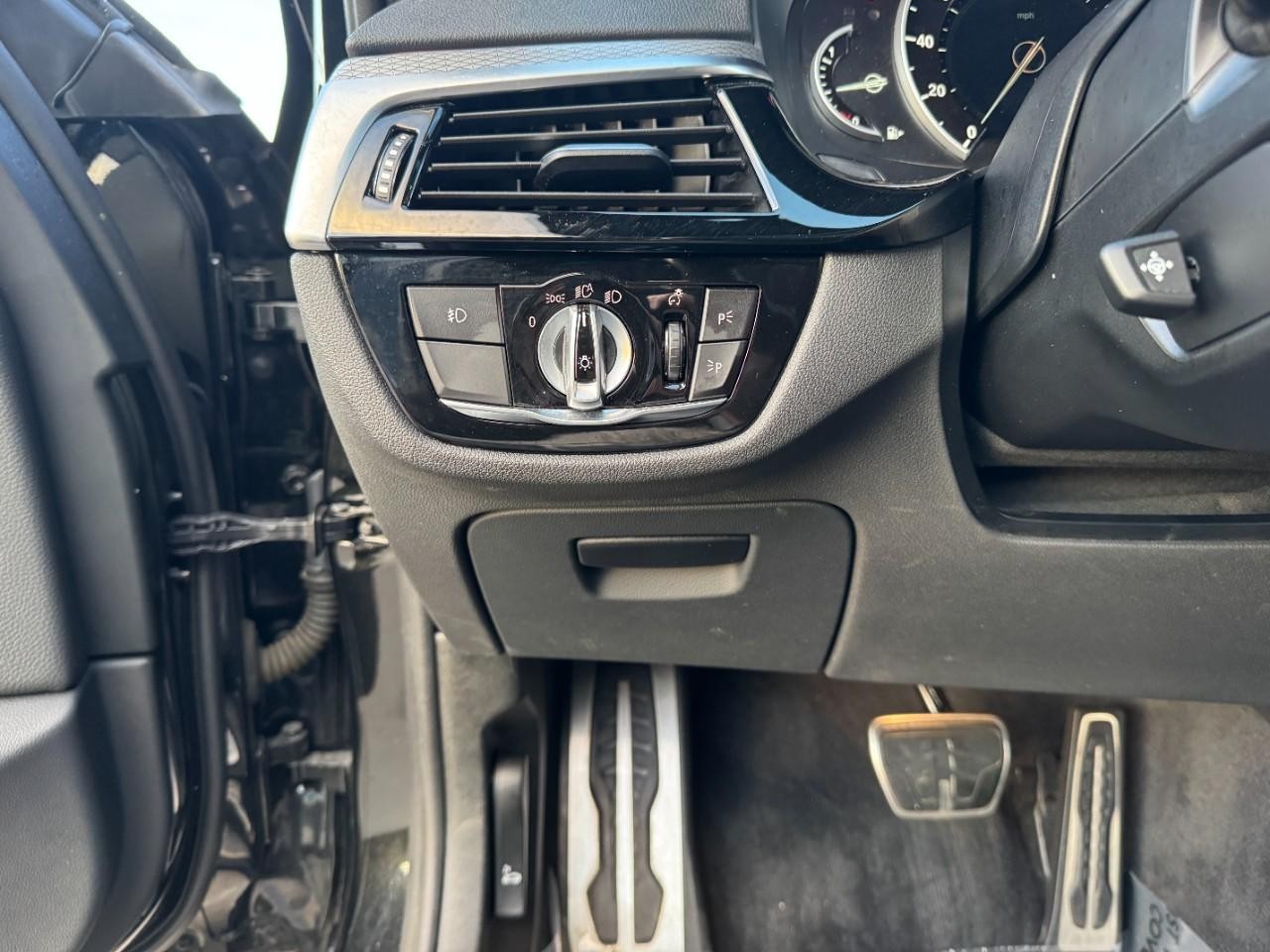 BMW 5 Series Vehicle Full-screen Gallery Image 30