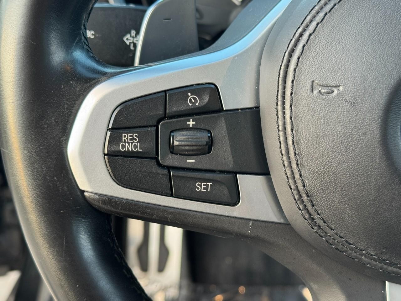 BMW 5 Series Vehicle Full-screen Gallery Image 31