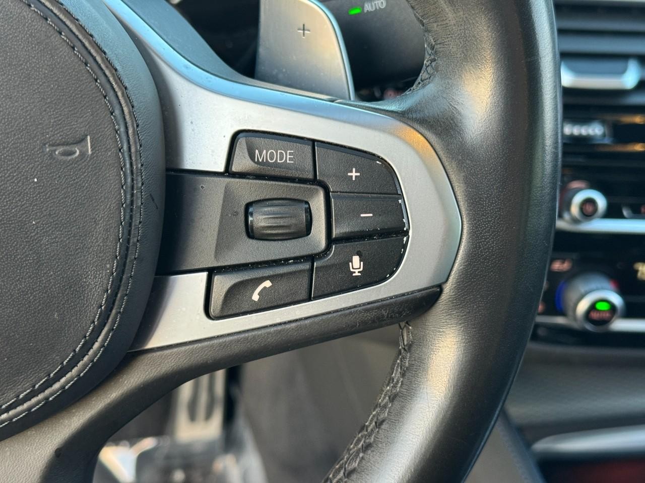 BMW 5 Series Vehicle Full-screen Gallery Image 32