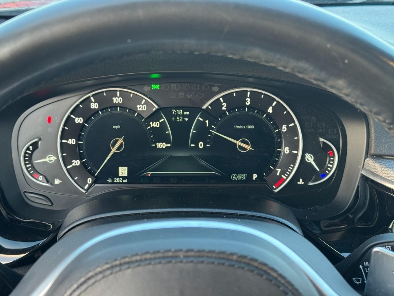 BMW 5 Series Vehicle Full-screen Gallery Image 33