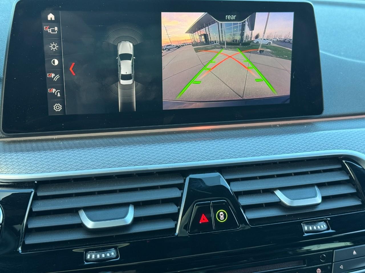 BMW 5 Series Vehicle Full-screen Gallery Image 34