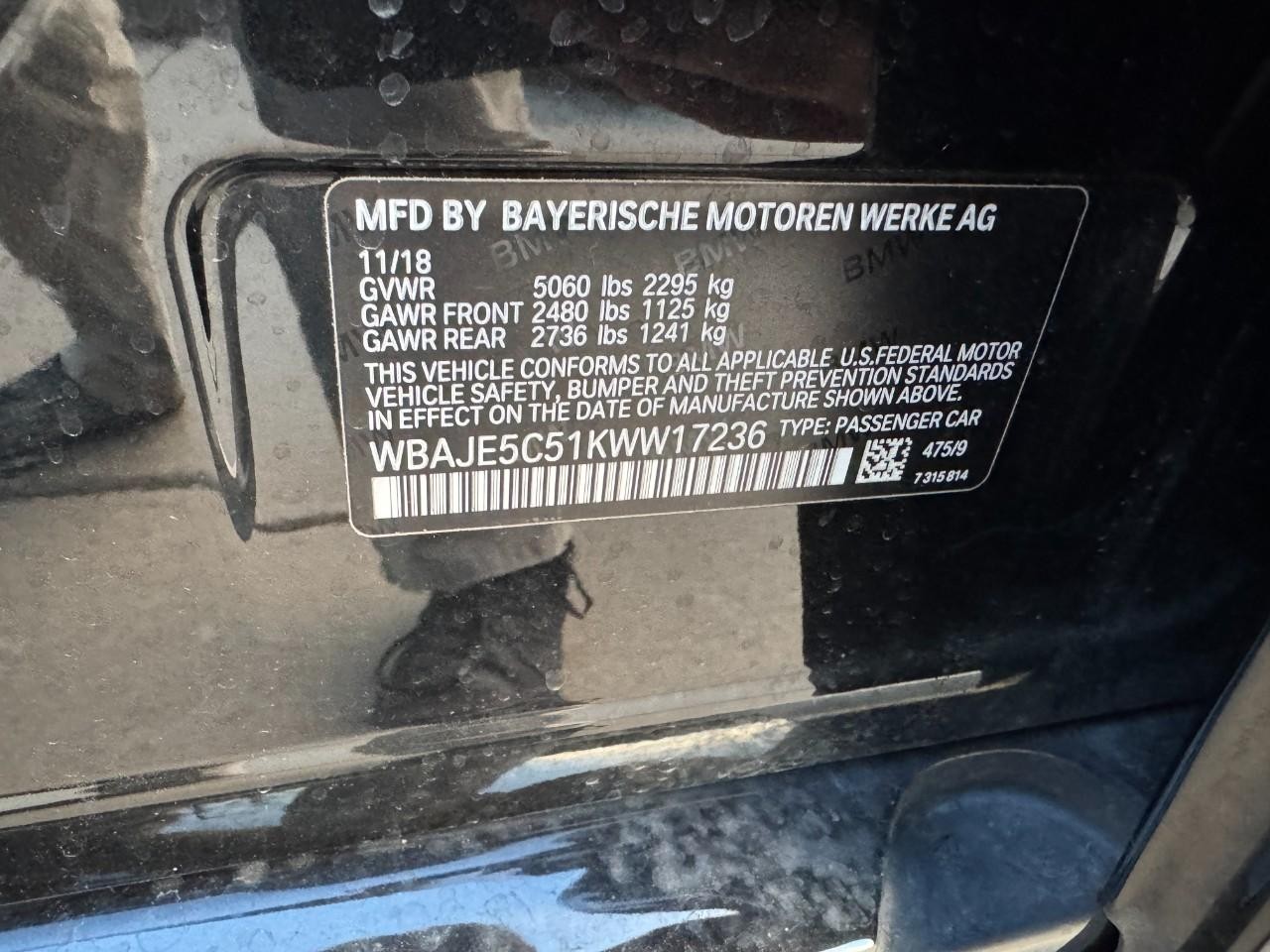 BMW 5 Series Vehicle Full-screen Gallery Image 35